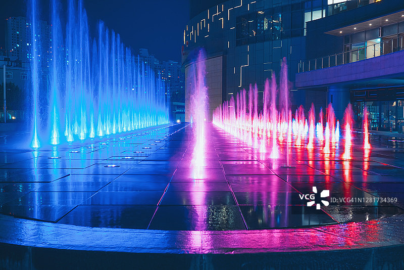 城市广场夜景喷泉图片素材