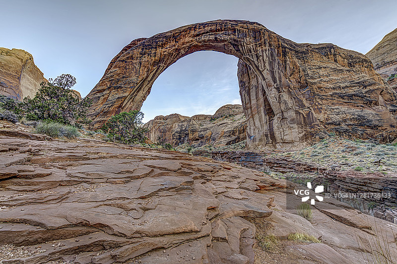 犹他州鲍威尔湖上的彩虹桥图片素材