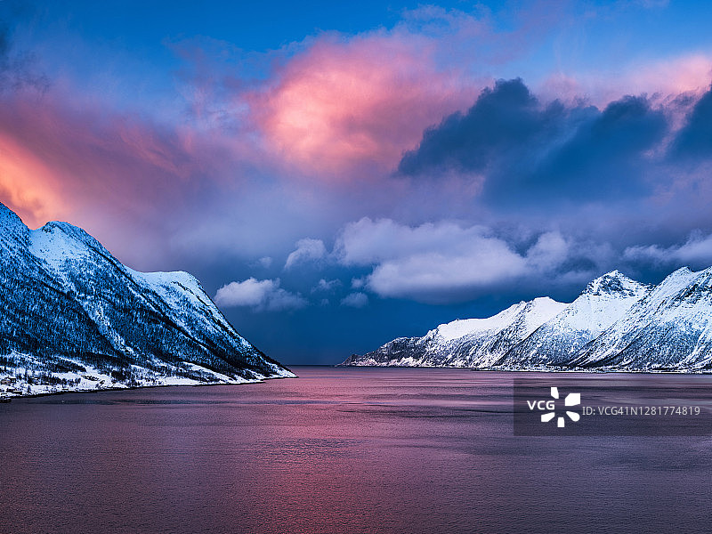 挪威塞尼亚雪山山脉上空的厄斯峡湾云景图片素材