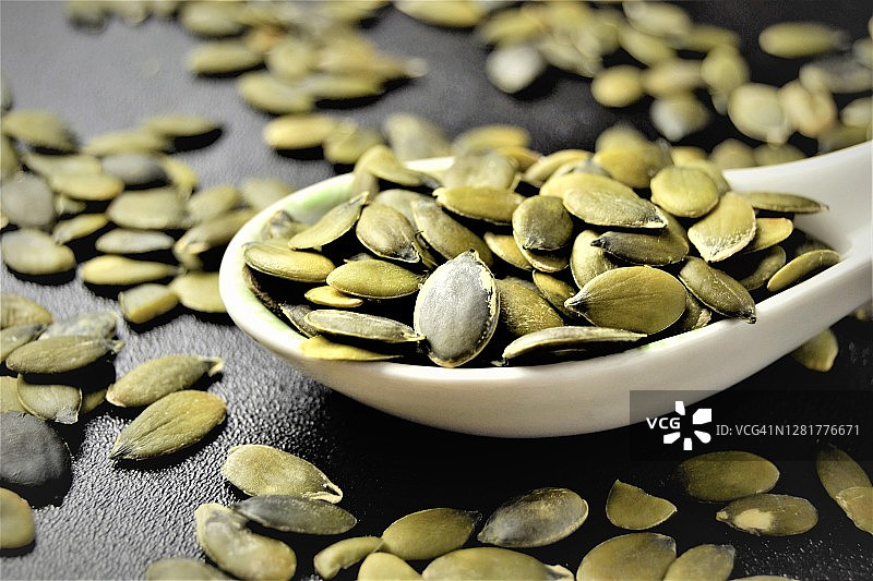 勺子上的南瓜籽图片素材