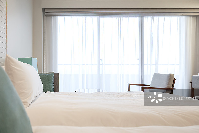 舒适的床和明亮的窗户图片素材