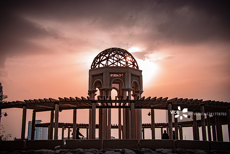 科威特萨尔米亚海滨的穆斯林圆顶日落图片素材