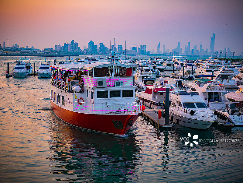 科威特科威特市海滨新月码头停靠的船只图片素材