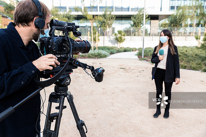 戴口罩的摄影师和记者 - 库存照片图片素材