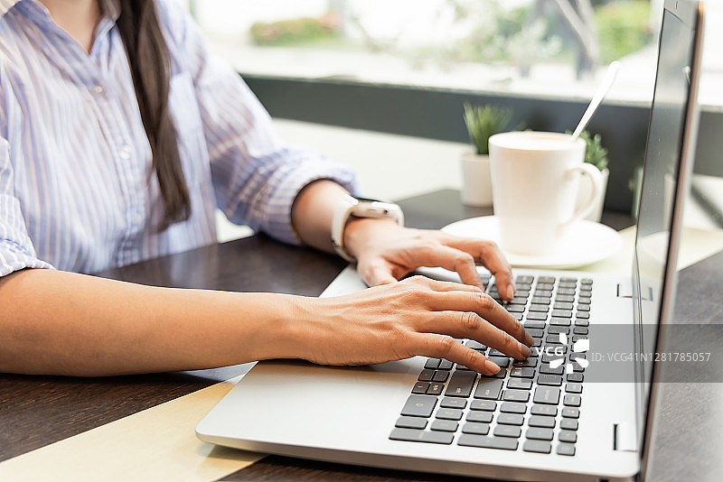 在咖啡店工作的女商人图片素材