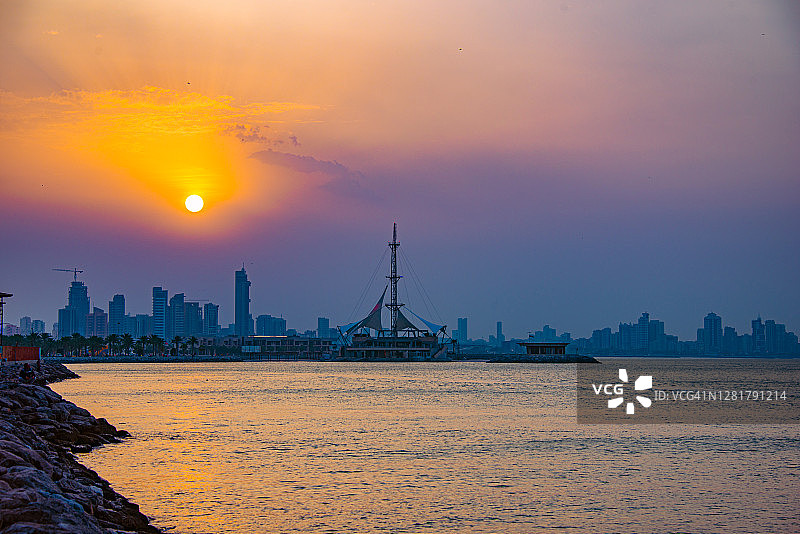 科威特萨尔米亚海滩的金色日落图片素材