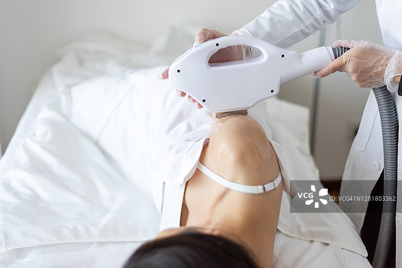 在美容院做手部脱毛的女人特写图片素材