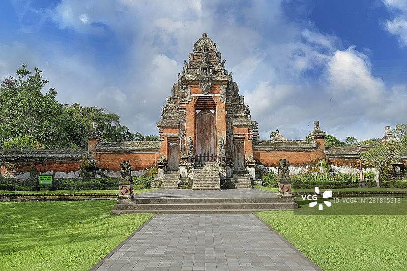 塔曼阿云寺：巴厘岛传统寺庙和花园，位于印度尼西亚巴厘岛巴塘县孟威次区，具有水景特色图片素材