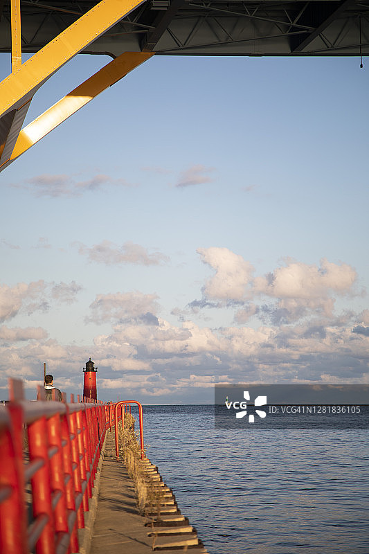 丹尼尔·霍恩纪念桥、汉克·阿伦州立步道和密尔沃基码头灯塔夜景，美国威斯康星州密尔沃基图片素材