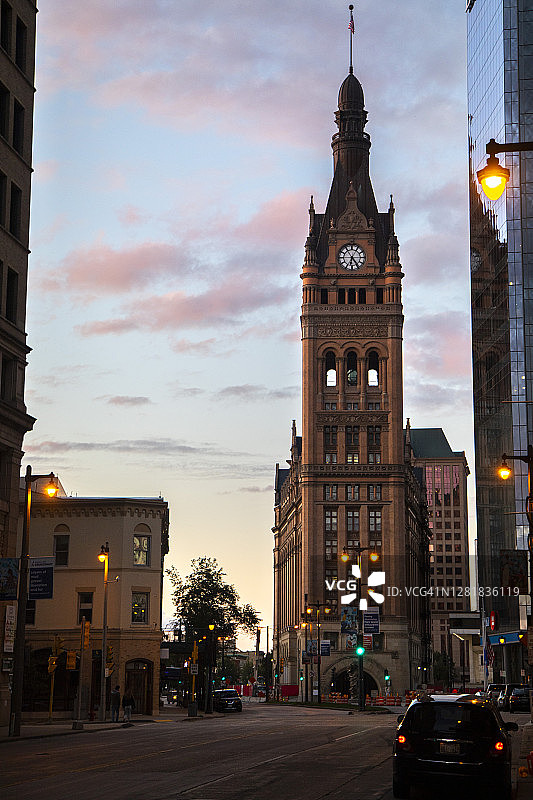 夜晚的户外，密尔沃基市政厅，密尔沃基市中心，威斯康星州图片素材