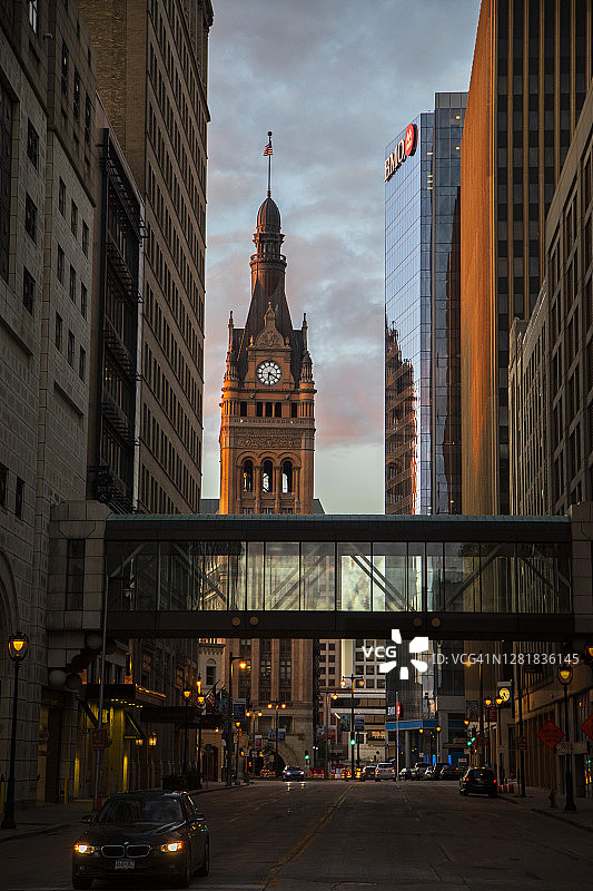 夜晚的户外，密尔沃基市政厅，密尔沃基市中心，威斯康星州图片素材