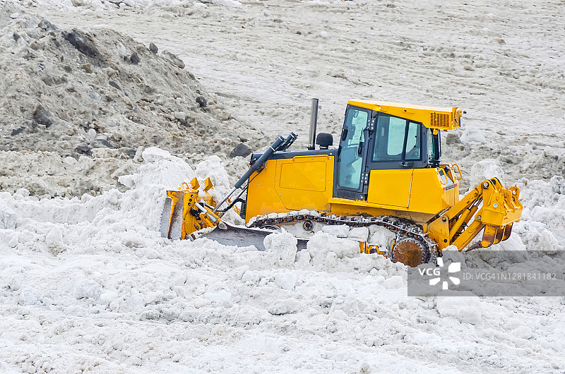 大量积雪从城市街道被清理，并用推土机清理图片素材