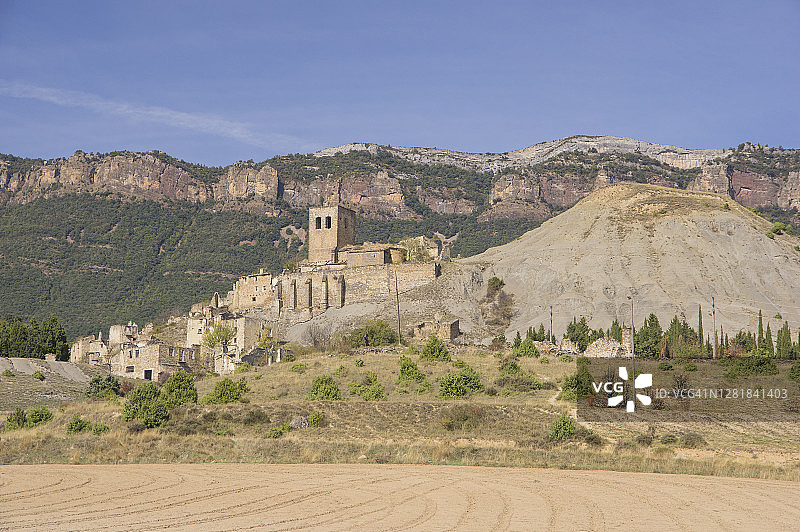 西班牙萨拉戈萨哈塞塔尼亚埃斯科的废弃村庄图片素材