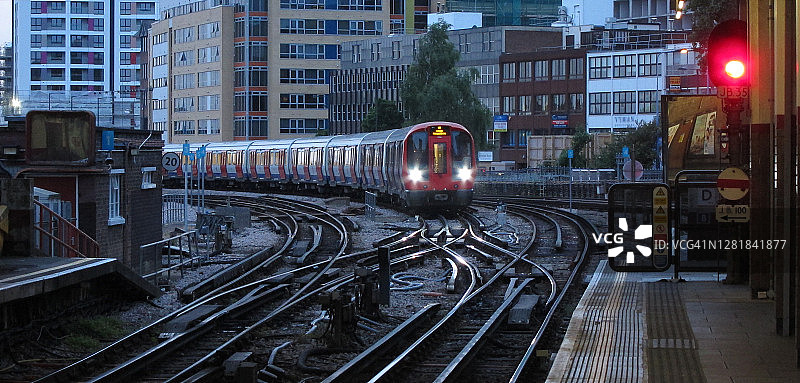 穿梭于城市景观的客运火车图片素材