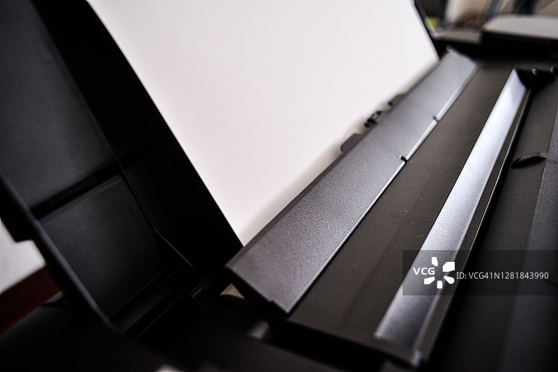 装有白色棉纸的艺术打印机图片素材