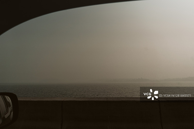 车窗外被野火烟雾笼罩的华盛顿湖图片素材