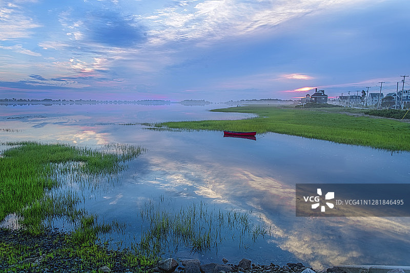 日出后，缅因州沿海入口处倒映着美丽的天空图片素材