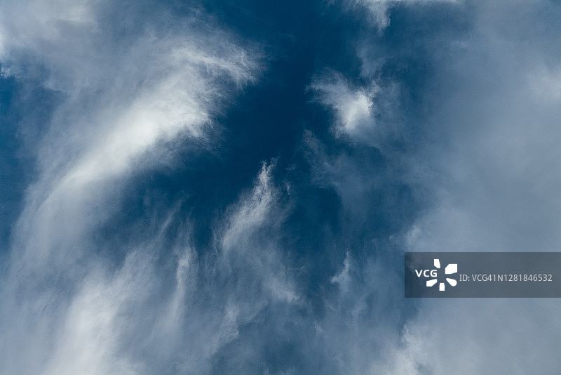 仰望湛蓝天空中的卷云图片素材