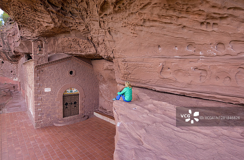 西班牙塔拉戈纳法尔塞特圣格雷戈里隐修院的女人图片素材