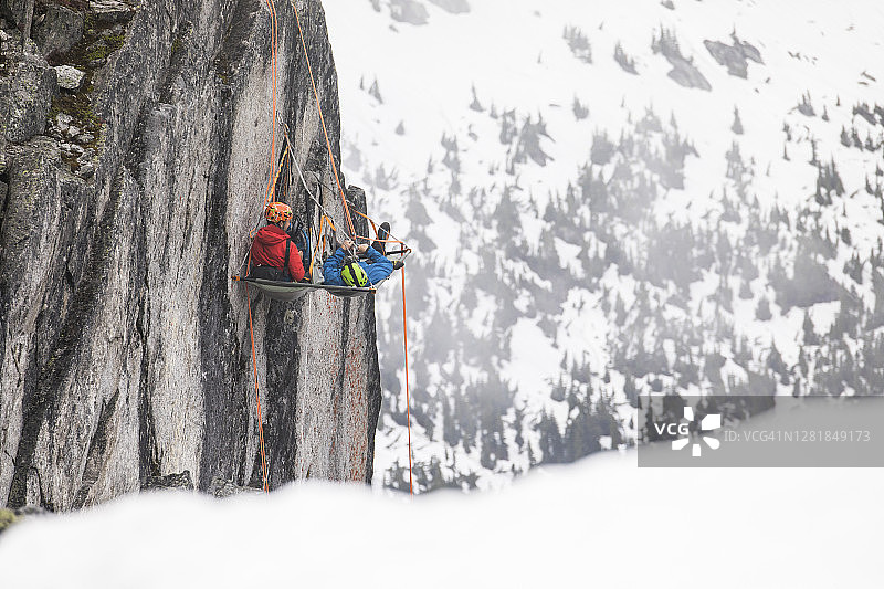 攀岩者在悬挂式帐篷上休息图片素材