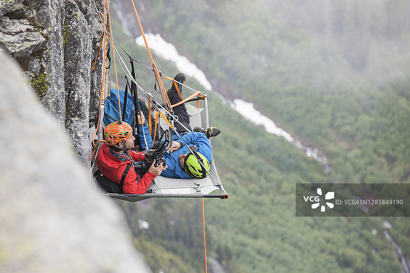 攀岩者在悬挂式帐篷上休息图片素材