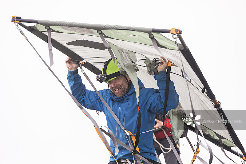 头顶携带悬挂平台的攀岩者肖像图片素材