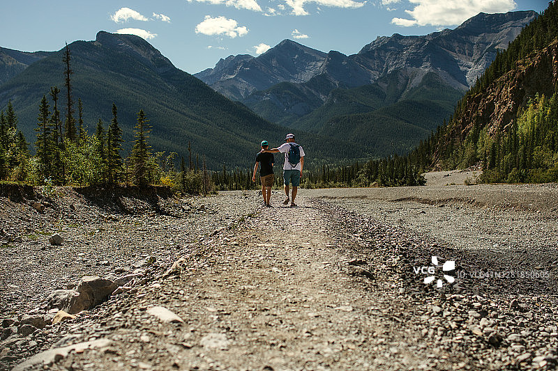 父子在山中行走图片素材