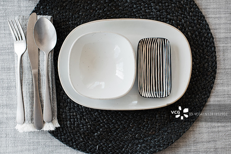 黑白餐桌餐具摆设图片素材