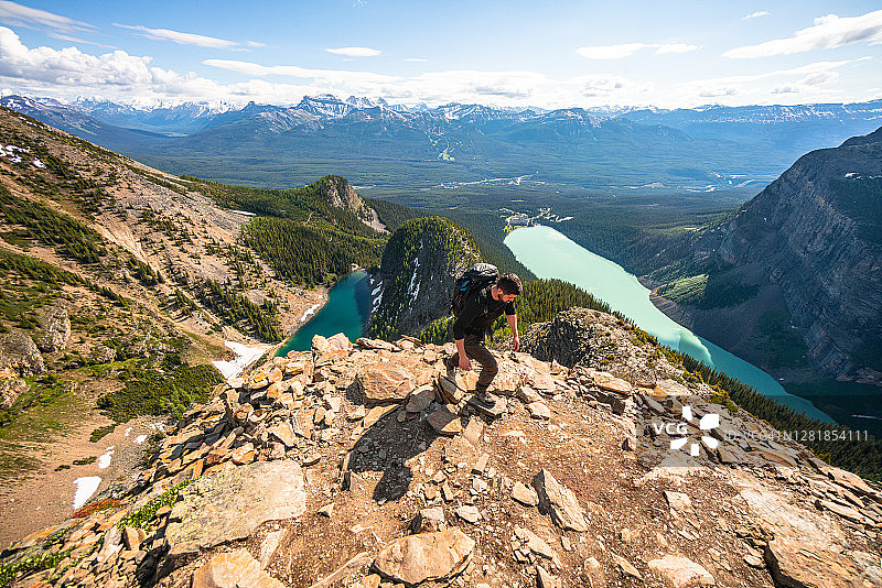 在路易斯湖班夫攀登魔鬼拇指峰的徒步者图片素材