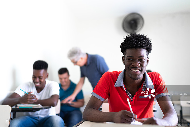 教室里的男学生肖像图片素材