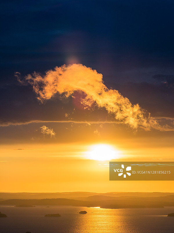 芬兰科利国家公园夏季清晨皮耶利宁湖的日出图片素材