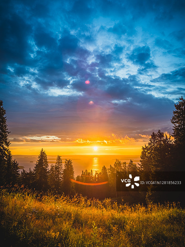 芬兰科利国家公园夏季清晨皮耶利宁湖的日出图片素材