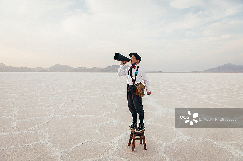 疫情期间的年轻报童图片素材