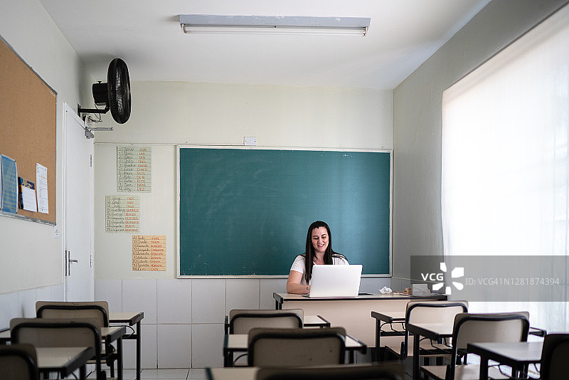 老师用笔记本电脑上网课/视频课图片素材