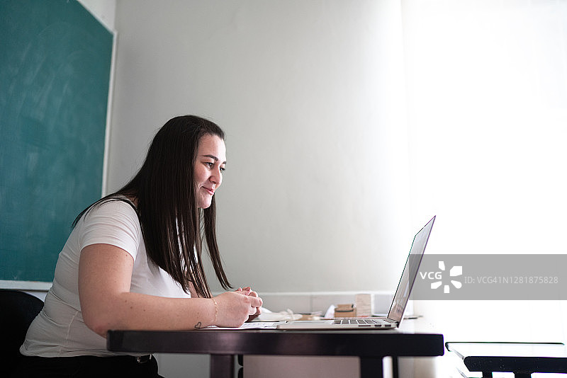 老师用笔记本电脑上网课/视频课图片素材