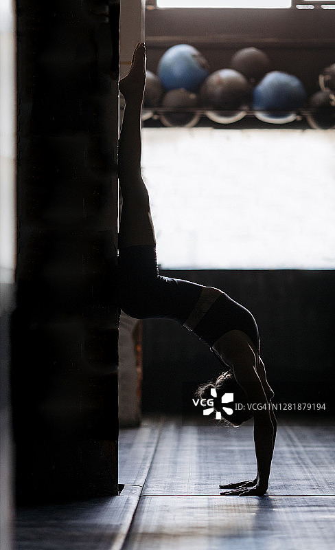 年轻女子日常瑜伽侧面照图片素材