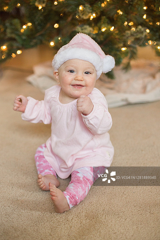 戴粉色圣诞帽的女婴图片素材