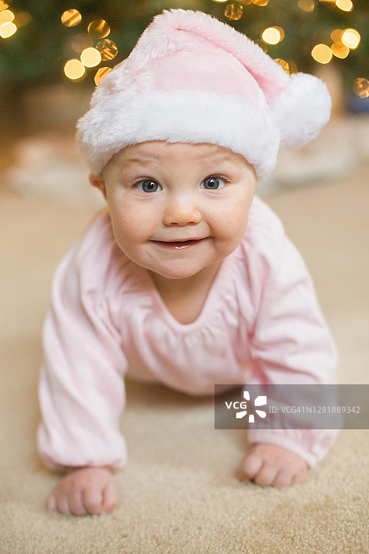 戴粉色圣诞帽的女婴图片素材