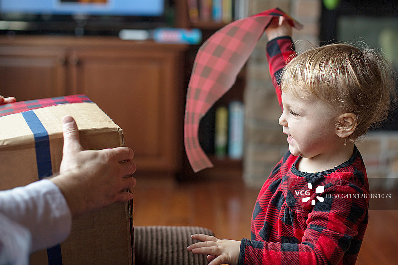 小女孩的圣诞节早晨图片素材