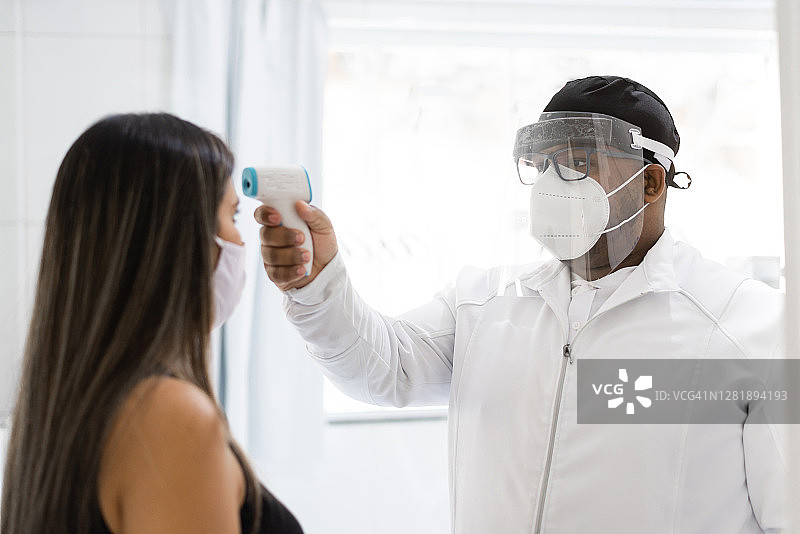 新常态：访客测温图片素材