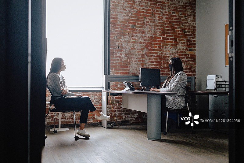 同事在办公室开会图片素材