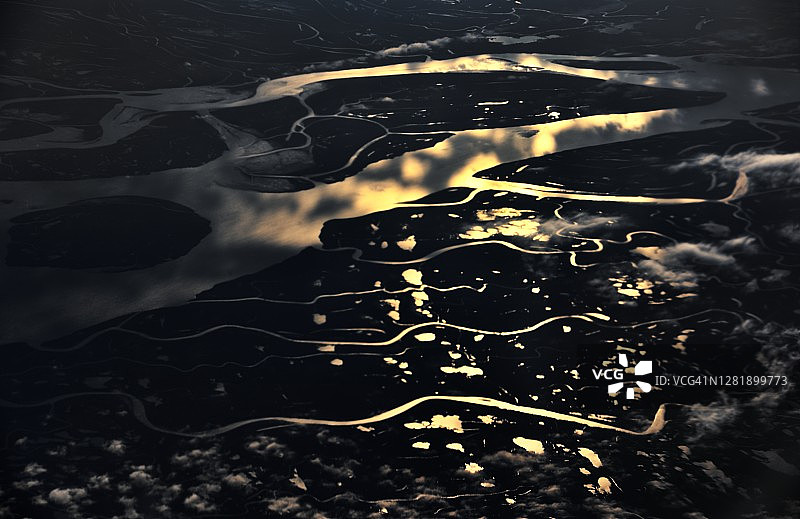 堪察加半岛河口金色光芒的航拍照片图片素材