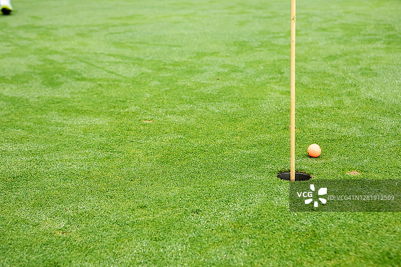 球刚好停在杯子前图片素材