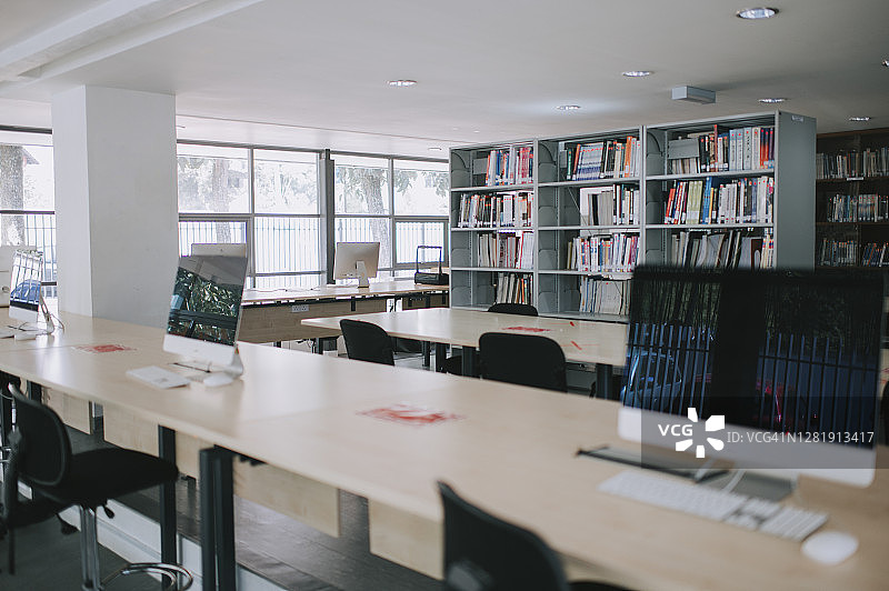 空旷的大学图书馆与保持社交距离的标志图片素材