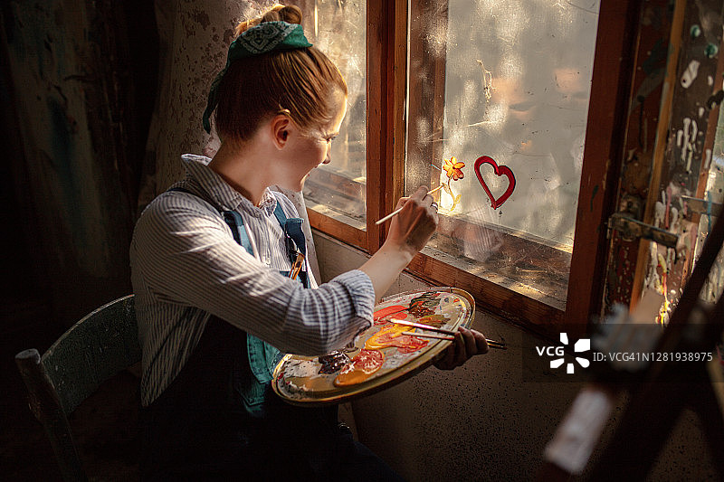 年轻的白人女性在家里的艺术工作室图片素材