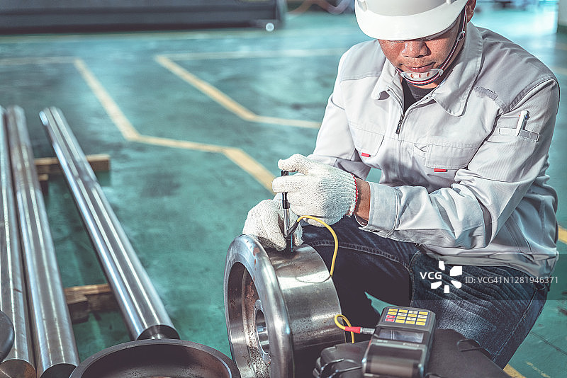 工业工厂中的便携式硬度计图片素材