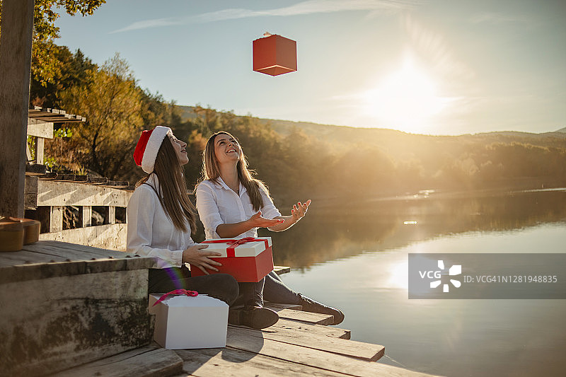 两位年轻女人在湖边庆祝新年图片素材