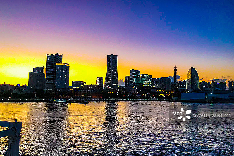 黄昏时的港未来图片素材