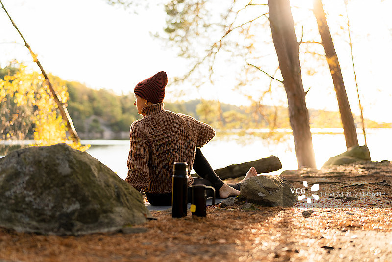 秋日森林中的户外瑜伽图片素材