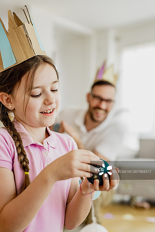 父女在客厅里玩耍和搭建帐篷图片素材